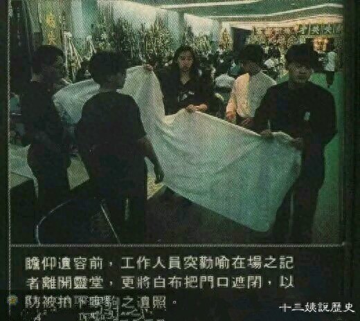 实拍黄家驹的葬礼:日本人扶灵,香港万人送行,黑色吉他伴随下葬