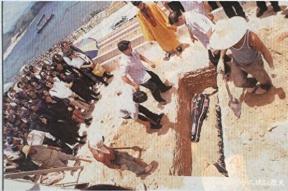 实拍黄家驹的葬礼:日本人扶灵,香港万人送行,黑色吉他伴随下葬