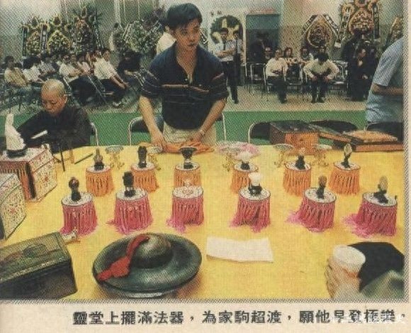 实拍黄家驹的葬礼:日本人扶灵,香港万人送行,黑色吉他伴随下葬