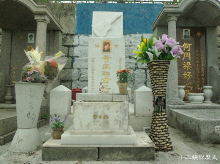 实拍黄家驹的葬礼:日本人扶灵,香港万人送行,黑色吉他伴随下葬