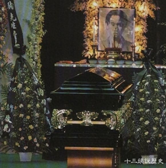 实拍黄家驹的葬礼:日本人扶灵,香港万人送行,黑色吉他伴随下葬