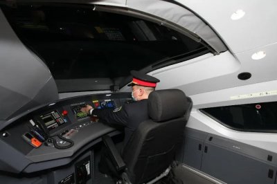 作为火车迷,开上复兴号是什么感觉?