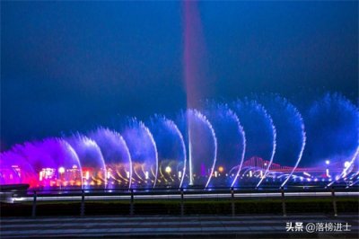 大连星海广场,为纪念香港回归而建,夜色下美轮美奂,千万别错过