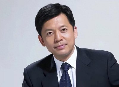 ​结婚31年，原来老戏骨何政军的妻子是她，难怪当初选择拒绝巩俐