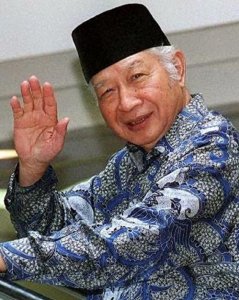 屠杀30多万华人,侵吞350亿美元,罪恶滔天得苏哈托为何能善终?