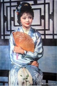 宝钗在荣国府过着什么日子?不可能受到疼爱,同样风刀霜剑严相逼