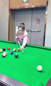 52岁洪欣打台球美翻了,路人视角下白白瘦瘦,比一旁00后还美!