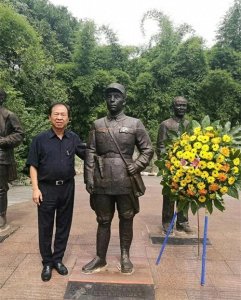 2016年,抗日名将刘放吾儿子刘伟民祭奠父亲时,一张珍贵的留影