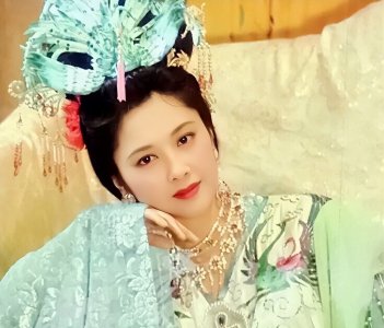 2005年,“女儿国国王”朱琳终于嫁给她的“御弟哥哥”