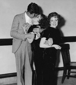 连体姐妹的苦恼:妹妹和妹夫婚礼现场热吻,姐姐尴尬的站在一旁