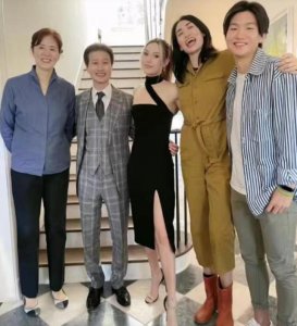 郎平升级当“奶奶”,与昔日弟子如同母女,71岁现任丈夫帅气俊朗