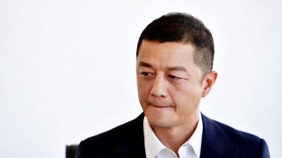 ​＂李亚鹏债务压力巨大！近照曝光显苍老，街头摆摊卖茶引热议。＂