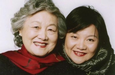 ​陈凯歌前妻洪晃出席活动，越发丰满不在乎形象，更注重内在美