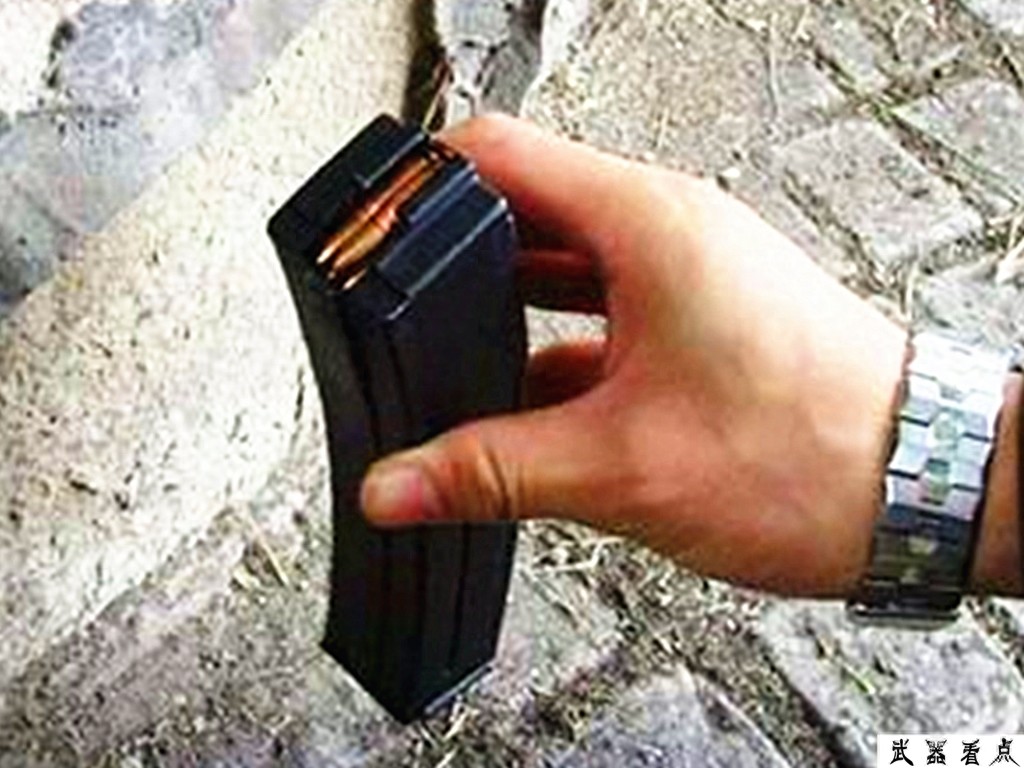 我国05式微声冲锋枪,是隐蔽射击的绝佳武器,已经广泛装备