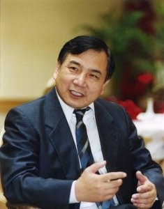 ​90年代的北京首富，卖冷饮起家，因豪车出名，今拒绝上财富榜