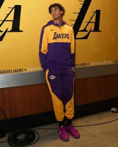 ​他因为撞脸科比而走红全网，一个在科比光环下的NBA小人物。