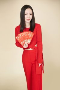 ​年味十足，魏新雨红色时装曝光，卡点为粉丝拜新年手中红包超抢镜