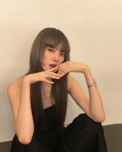 韩国女艺人李圣经SNS发照展时尚性感魅力