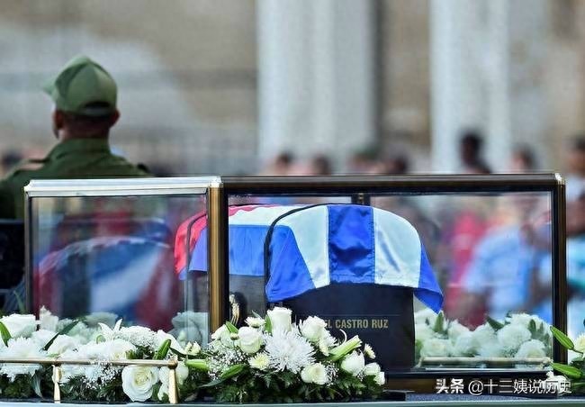 卡斯特罗葬礼老照片:灵车突然中途抛锚,图9他的墓地寒酸简陋