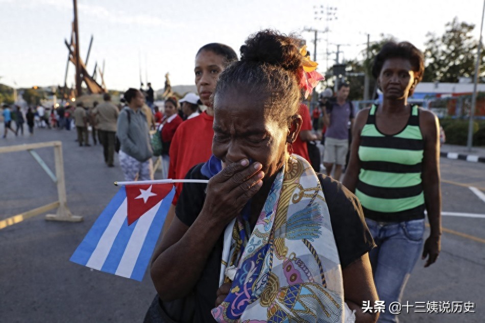 卡斯特罗葬礼老照片:灵车突然中途抛锚,图9他的墓地寒酸简陋