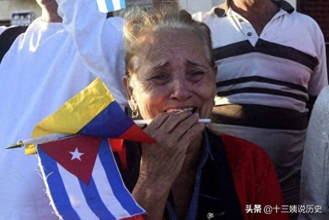 卡斯特罗葬礼老照片:灵车突然中途抛锚,图9他的墓地寒酸简陋