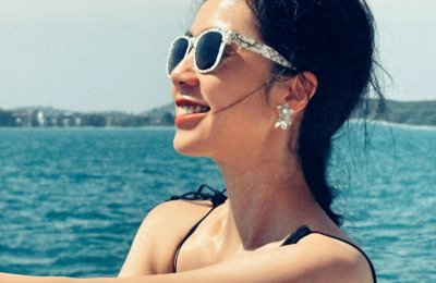 孙莉晒泰国度假照,与黄磊海边偎依看日落,7岁儿子帅气似金城武