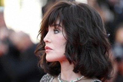 美人迟暮:法国女神阿佳妮,晚年整容过度颜值崩塌