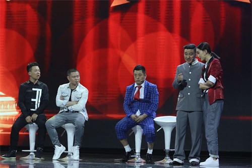 欢乐喜剧人最后盛典,沈腾下海和岳云鹏说相声,遭强吻(高清)