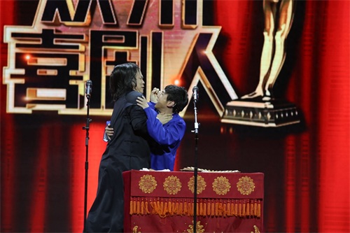 欢乐喜剧人最后盛典,沈腾下海和岳云鹏说相声,遭强吻(高清)