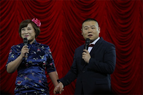 欢乐喜剧人最后盛典,沈腾下海和岳云鹏说相声,遭强吻(高清)