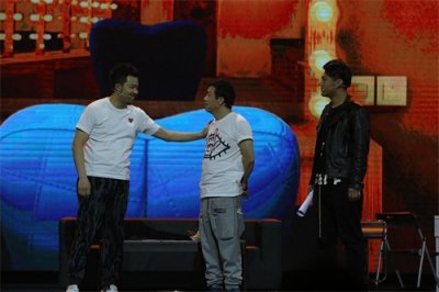 欢乐喜剧人最后盛典,沈腾下海和岳云鹏说相声,遭强吻(高清)