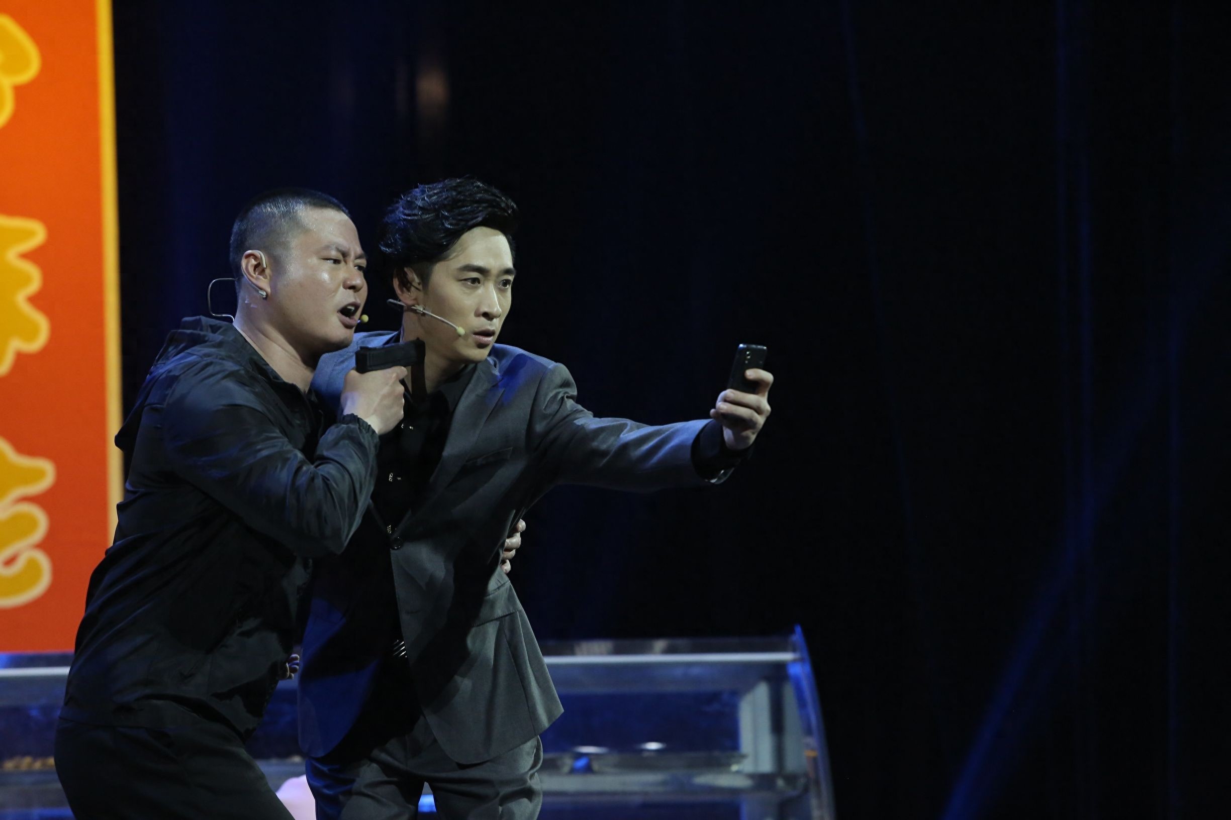 欢乐喜剧人最后盛典,沈腾下海和岳云鹏说相声,遭强吻(高清)