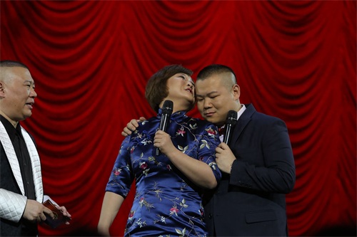 欢乐喜剧人最后盛典,沈腾下海和岳云鹏说相声,遭强吻(高清)