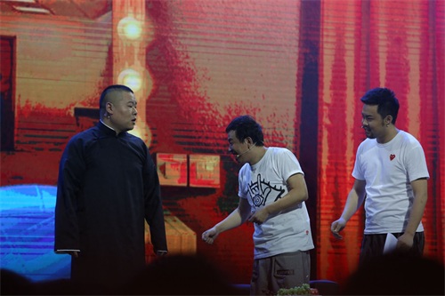 欢乐喜剧人最后盛典,沈腾下海和岳云鹏说相声,遭强吻(高清)