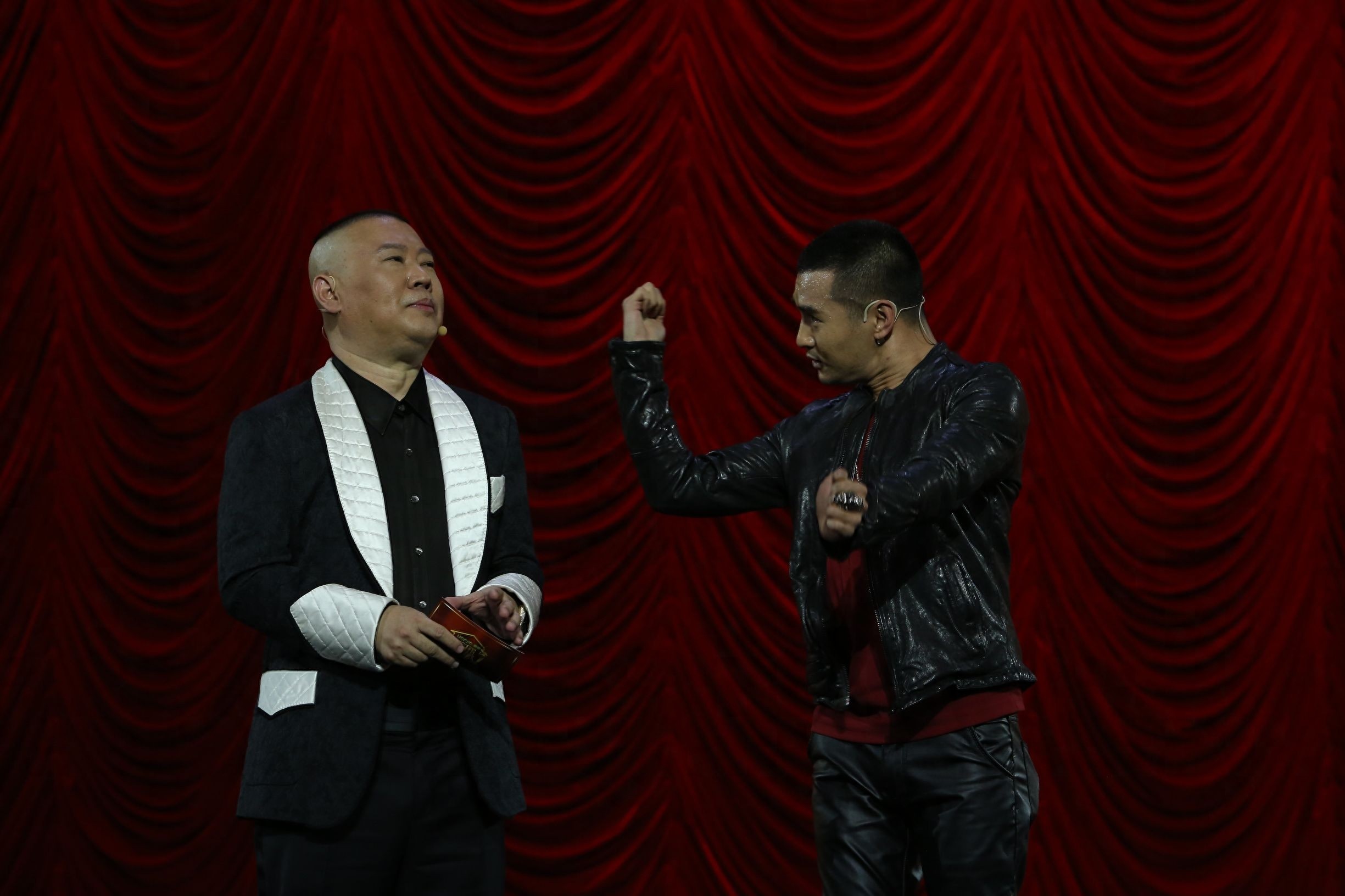 欢乐喜剧人最后盛典,沈腾下海和岳云鹏说相声,遭强吻(高清)