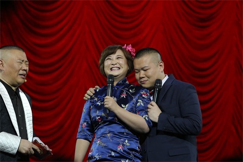 欢乐喜剧人最后盛典,沈腾下海和岳云鹏说相声,遭强吻(高清)