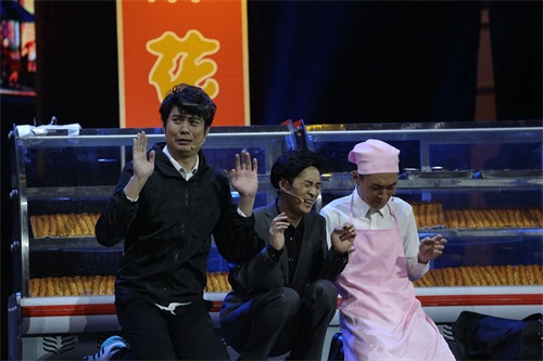 欢乐喜剧人最后盛典,沈腾下海和岳云鹏说相声,遭强吻(高清)