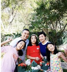 张嘉译与王海燕合影曝光,嘉译笑容满面,王海燕发量稀疏。