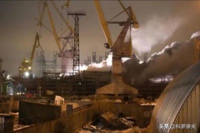 太惨了!俄最新护卫舰大火,整个舰体烧塌了,网友:美国下黑手?