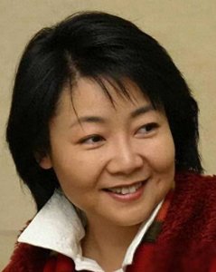 萨日娜:结婚34年只生孩子不做饭,帅气演员丈夫把她宠成宝