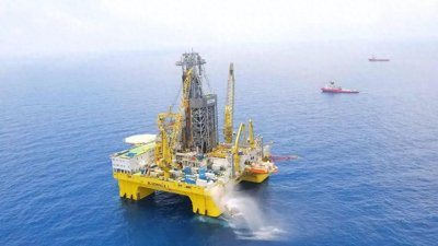 蓝鲸一号曾在南海试采可燃冰,轰动全球,它或能挑战石油霸权?