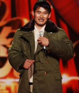 ​从年入千万到无人问津，草帽姐捐款“翻车”下，隐藏了人性的丑恶