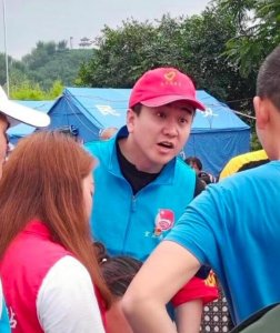 ​翟天临近照曝光，皮肤黝黑身材发福，现身地震灾区做公益