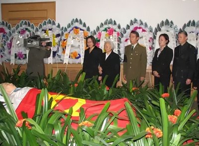 ​2006年王光美女士葬礼上，来了2位特殊的客人，刘源见后失声痛哭