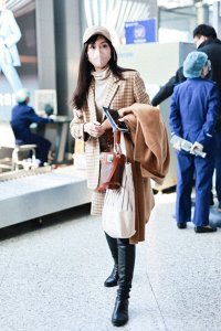 ​文咏珊最新街拍，米色格纹西装搭配，Etro包袋加持，回头率百分百