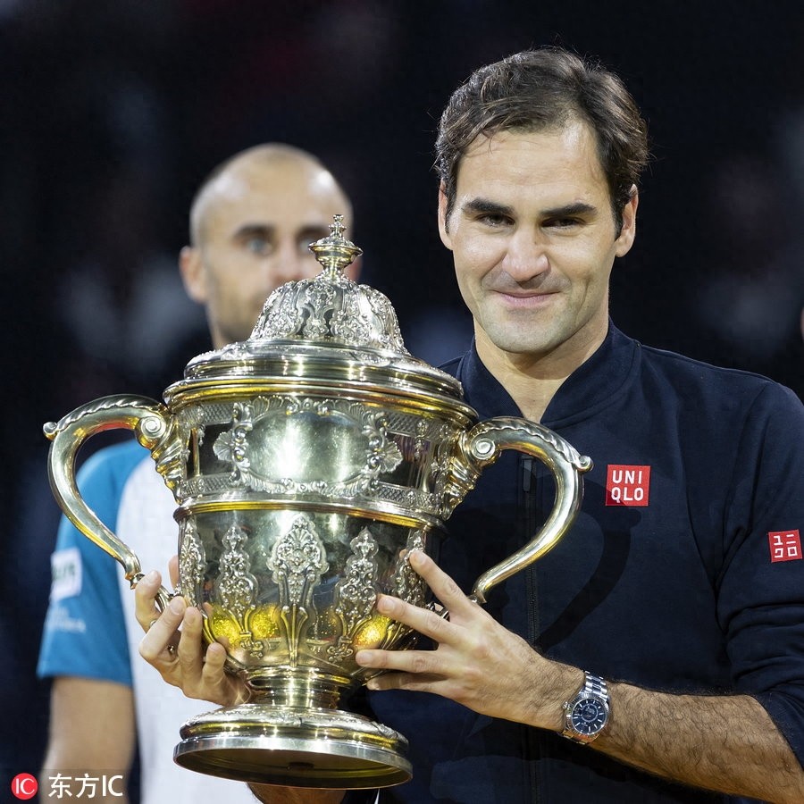 男神未老去!费德勒来到生涯第99冠 捧杯亲吻再现迷人笑容