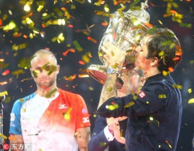 ​男神未老去！费德勒来到生涯第99冠 捧杯亲吻再现迷人笑容