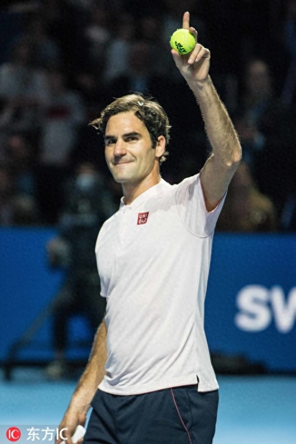 男神未老去!费德勒来到生涯第99冠 捧杯亲吻再现迷人笑容