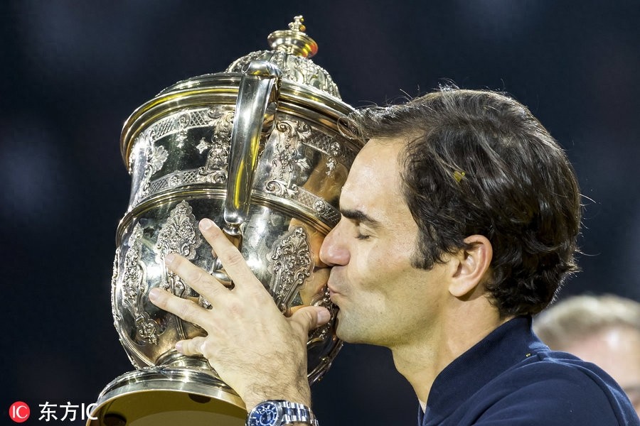 男神未老去!费德勒来到生涯第99冠 捧杯亲吻再现迷人笑容