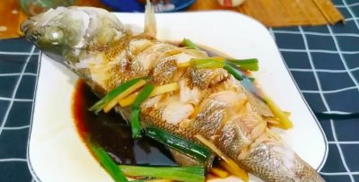 清蒸鱼不要再直接淋酱油了,学会这个蒸鱼汁,比饭店还好吃